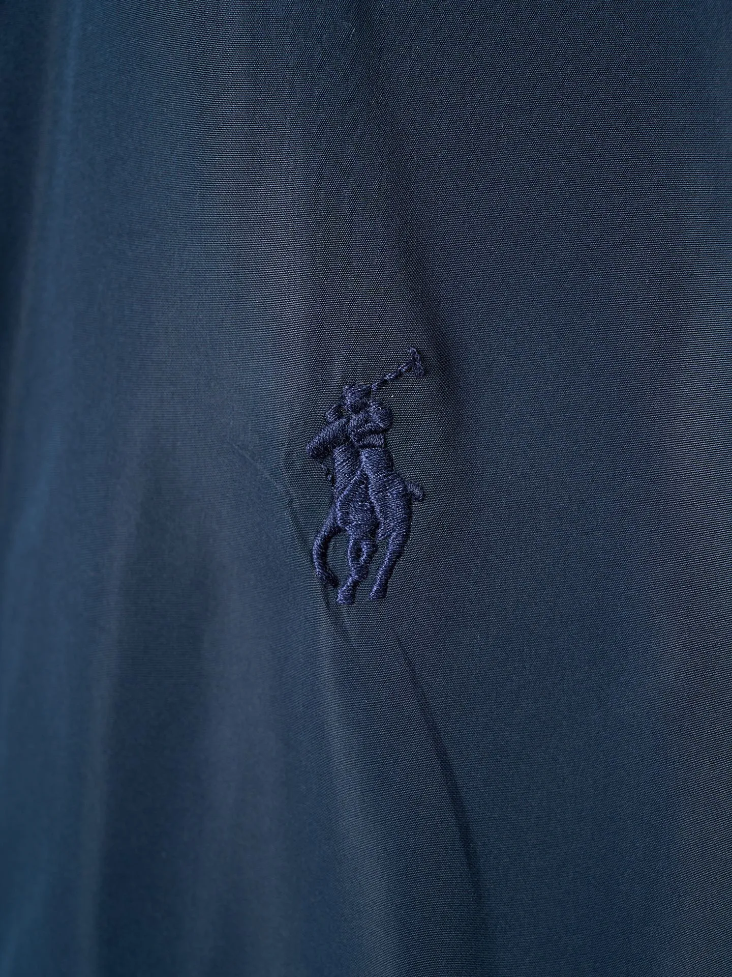 P590 Actual auction] Ralph Lauren/Ralph Lauren Pony logo embroidered reversible jacket [Ready stock] S M L Like the pocket watch gear of an old-school gentleman. The other side is made of matte moiré taffeta, which brings a sense of relaxation. Casual and casual gene. Exquisite pony logo embellishes it. It is highly recognizable. The classic stand-up collar is closed with three hidden buckle tabs. Simplicity controls complexity. The design philosophy hidden in the details. Double-sided style. Hide old money and relaxation in one garment. Imported machine embroidery technology is used. Advanced computer control system and precise mechanical components are used to realize the iconic pony embroidery operation. High precision. Smooth and delicate lines. Template machine bag opening. Preset templates guide the position, shape and size of the bag. Accuracy ensures the quality of the bag opening effect. Ergonomic three-dimensional tailoring. Return to traditional craftsmanship. Through segmentation, folding, shrinking and stretching techniques. The so-called slow work produces fine work, which is respect for the material. The pursuit of feel. The workmanship is complex and tedious. Slow aging and high loss. The fabrics have been washed and have a better hand feel. Not easy to deform and not easy to shrink. Not easy to fade, maintain long-term beauty, and fit well.